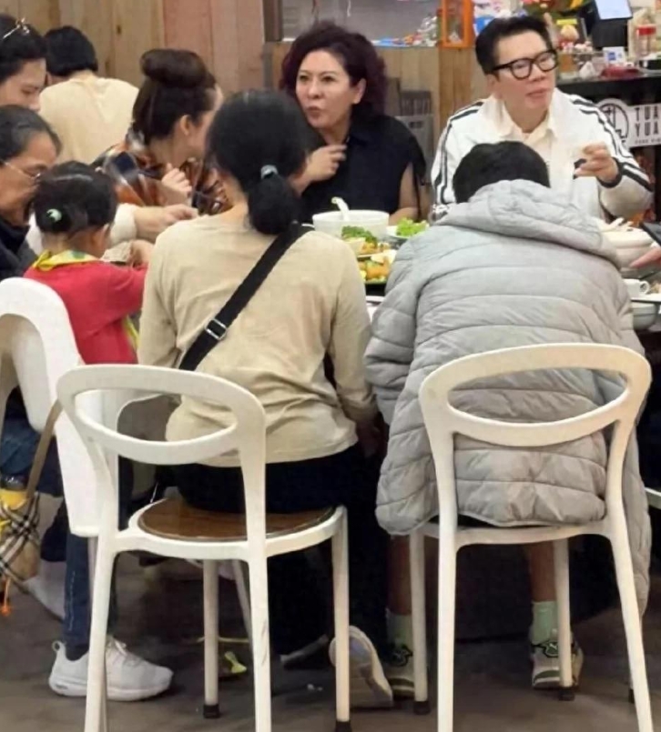 家人们，我在新加坡玩的时候，居然碰上郭碧婷和向佐一家了！当时我都惊得不行，完全是