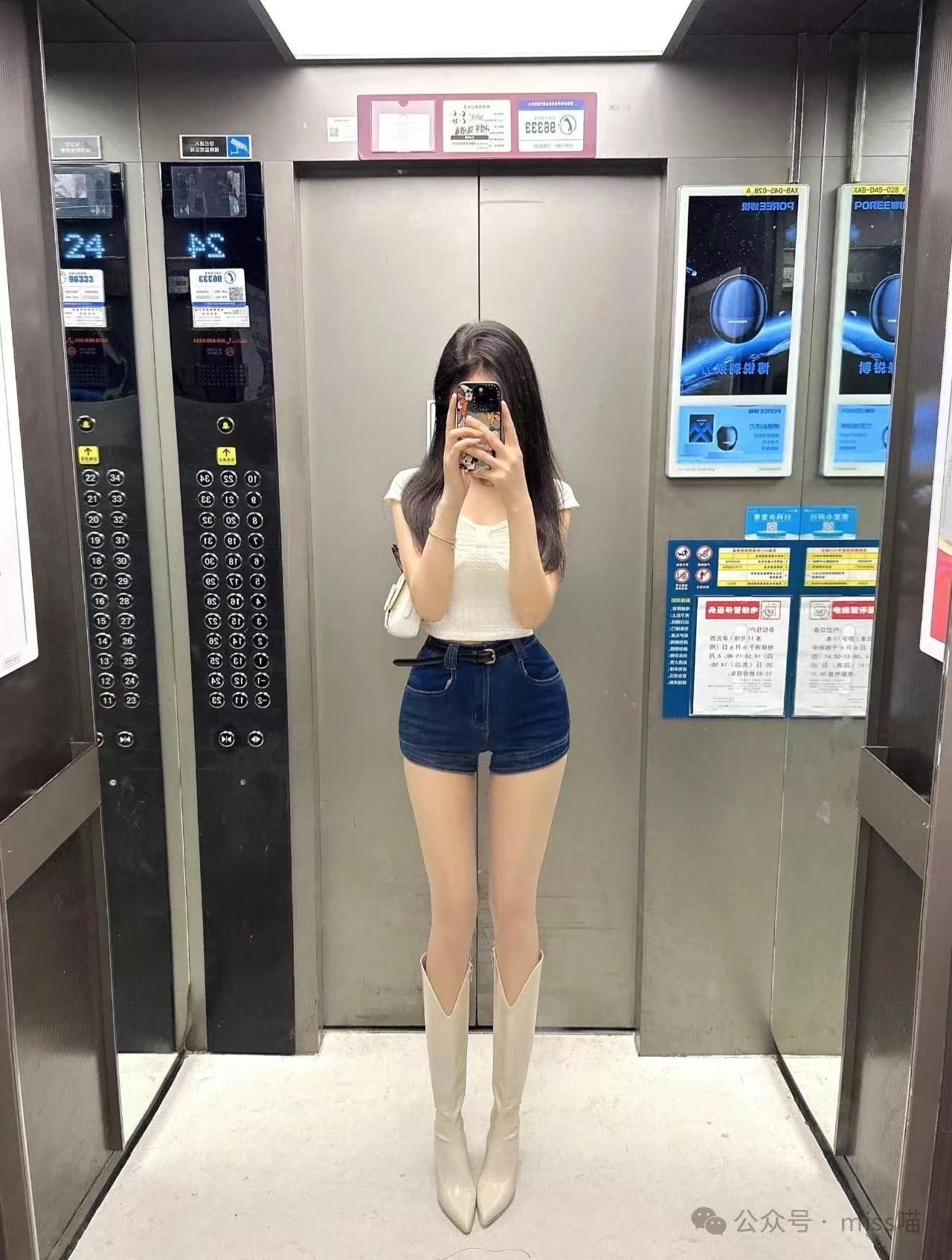 电梯里偷偷臭美一下玩个自拍哈哈哈哈