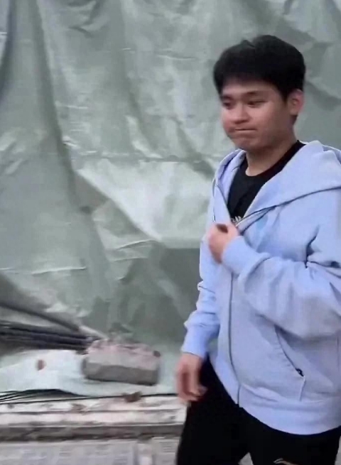 林诗栋回老家海南啦！一回来就到妈妈的饭店里帮忙干活，忙前忙后的。这小伙儿还和村里