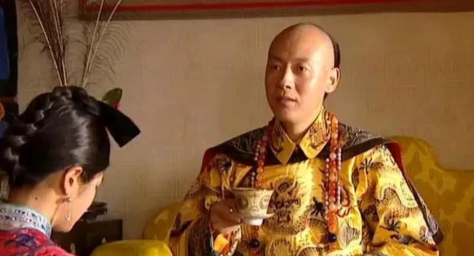 咸丰的才能是要强于嘉庆和道光的…

咸丰统治的前十年，是一个在及格线以上的君主。