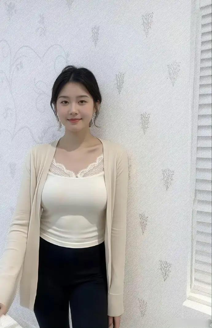 米白开衫搭蕾丝白上衣，配黑裤，简约优雅风尽显。