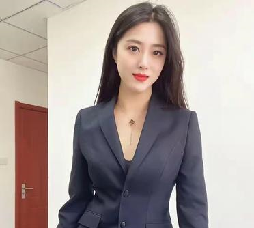 老板刚招的秘书，月薪5000 ，我怎么感觉我老板给多了，这秘书每天就签个文件，泡