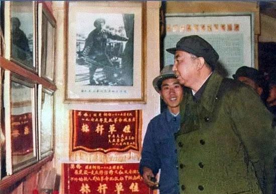 1977年，华国锋主席视察大庆油田，这是视察大庆钢铁1205钻井队，参观了这个队