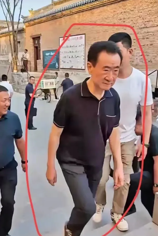 王健林再次现身，骨瘦如柴！“什么都卖了就是没卖国”。

1、在短短7年内，他成功