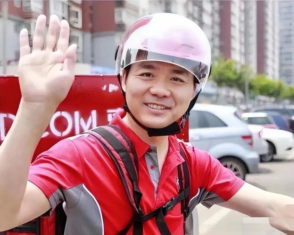 我问我老公：
刘强东给骑手交五险一金，为什么那么多骑手不乐意？老公的一句话让我醍