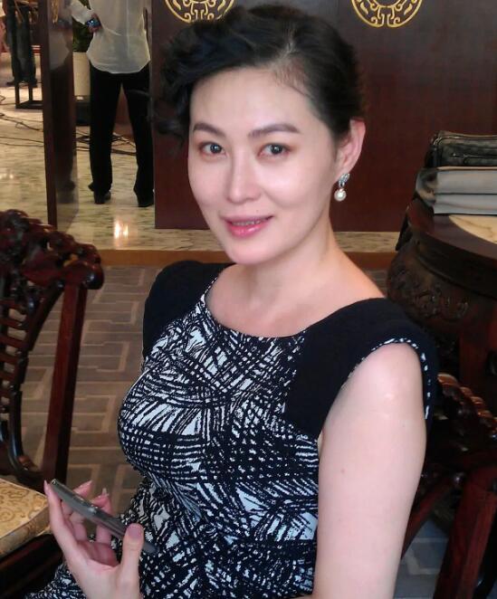 王思懿是一位魅力四溢的女演员与模特