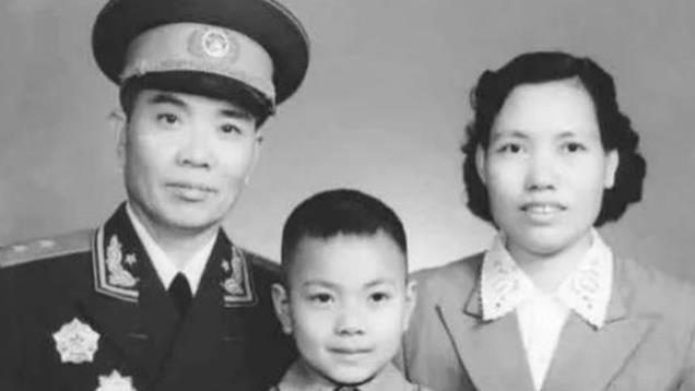 著名的“绝命后卫师”，师长政委战死，唯一幸存的团长成开国中将