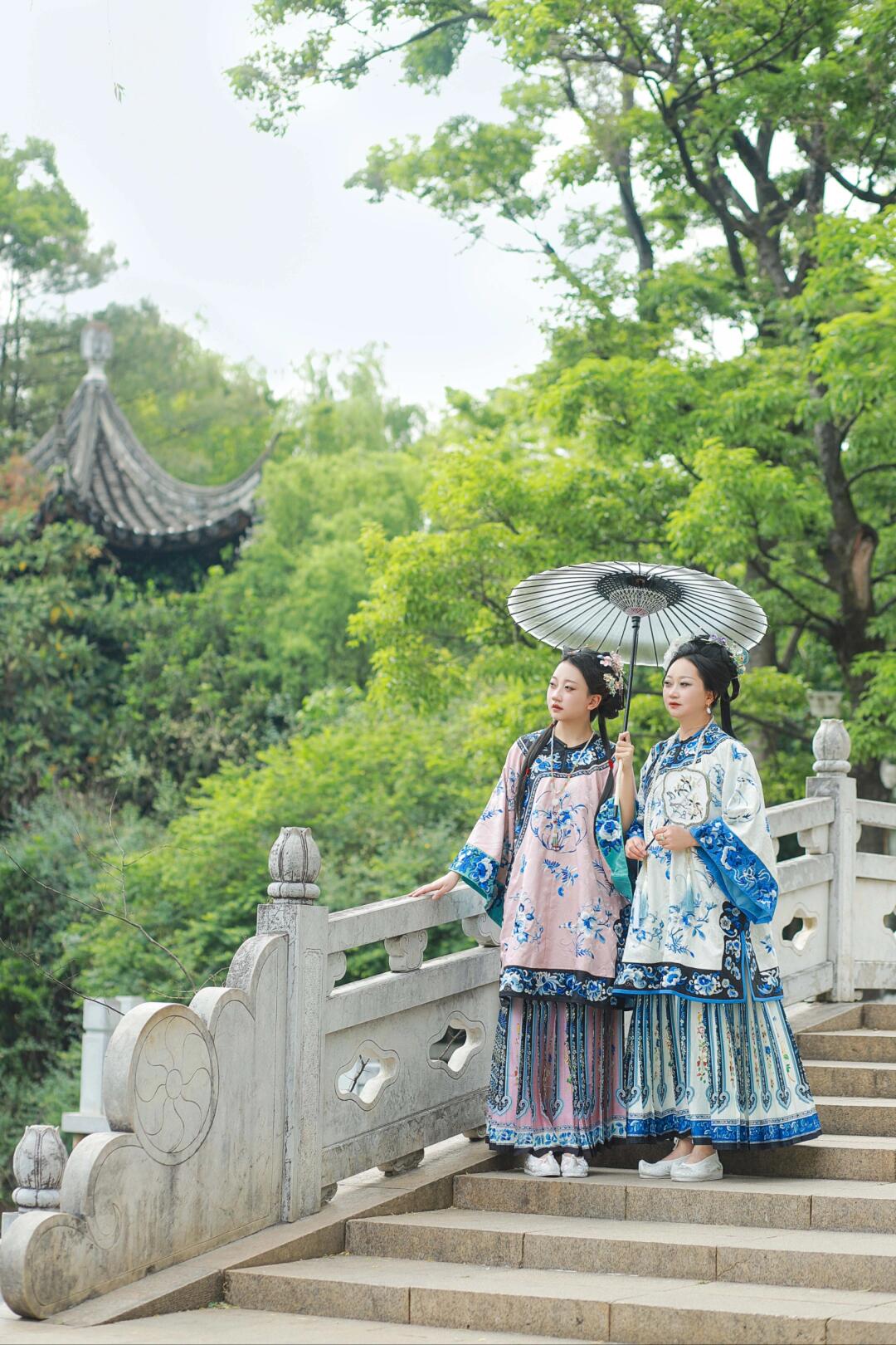 一定要和妈妈一起拍一组清汉女写真！客片客片！~ 小姐姐带妈妈一起来拍嘟！！ 这组