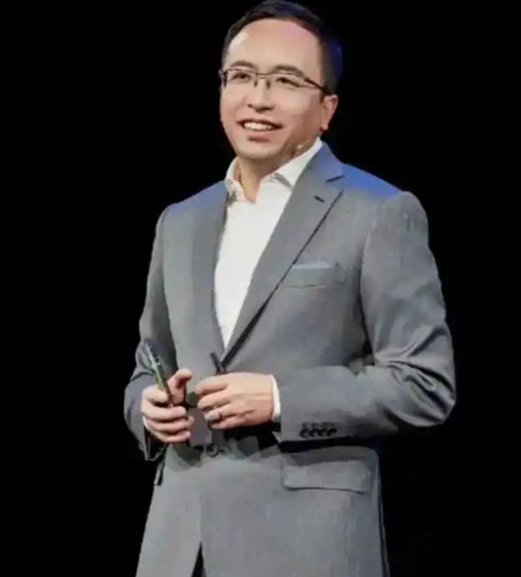 赵明本来就是荣耀的一把手，荣耀被华为出售，他必须得去，没得选，这也是实现他价值的