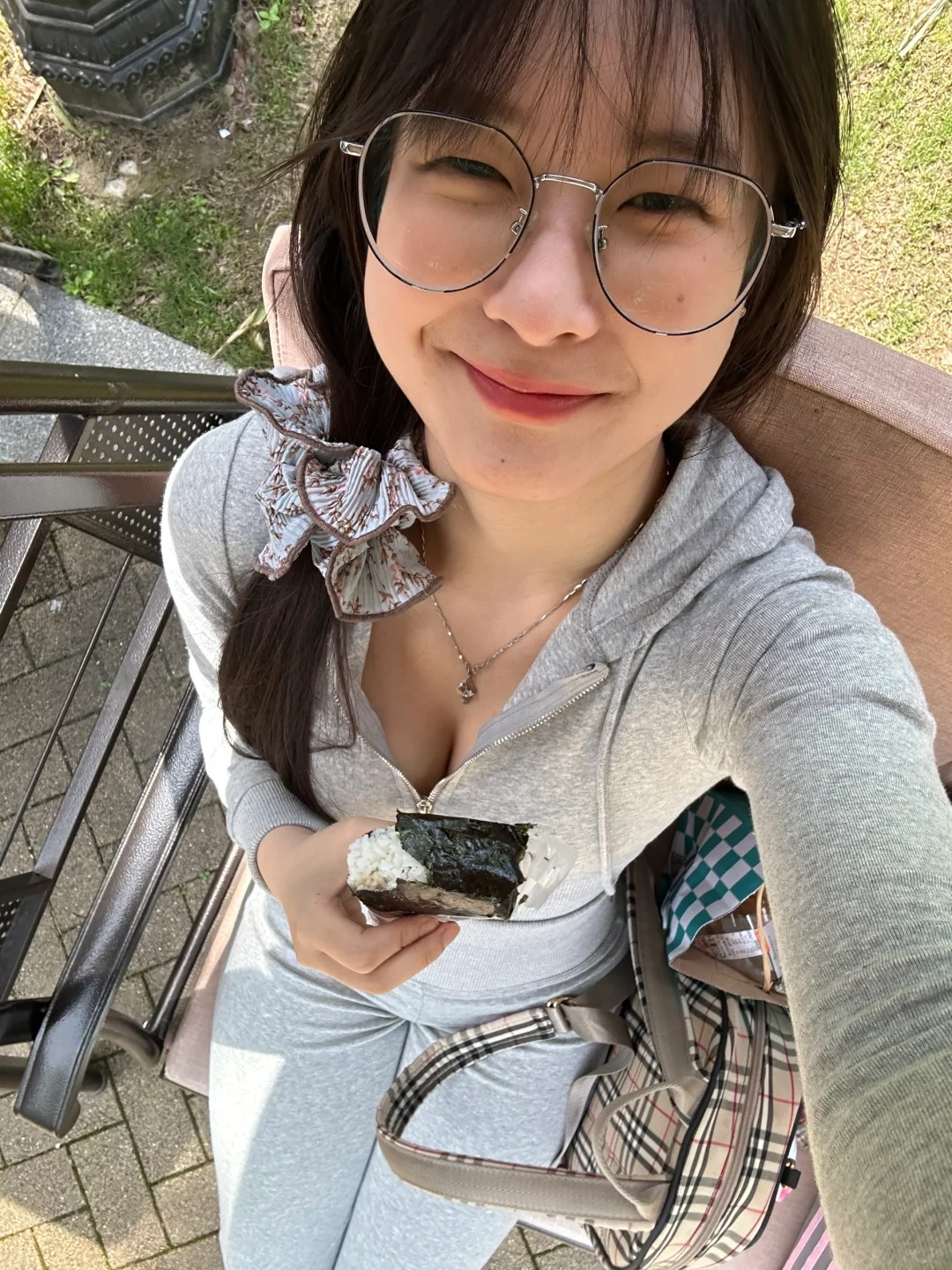 春游的好天气
但是弄丢了我最爱的发圈