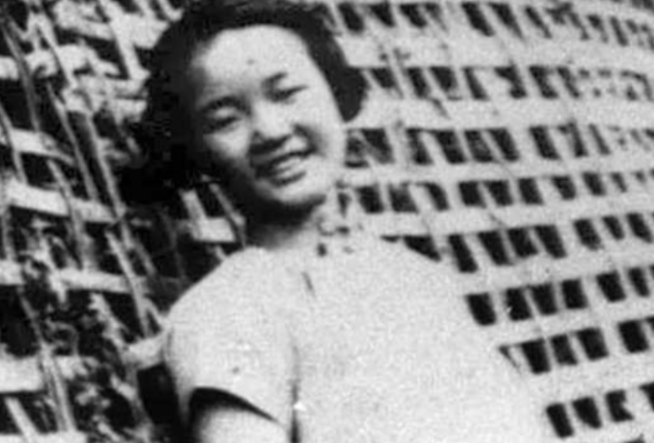 1945年，女囚张露萍被监狱长单独带到办公室。监狱长色眯眯的说道：“只要你从了我