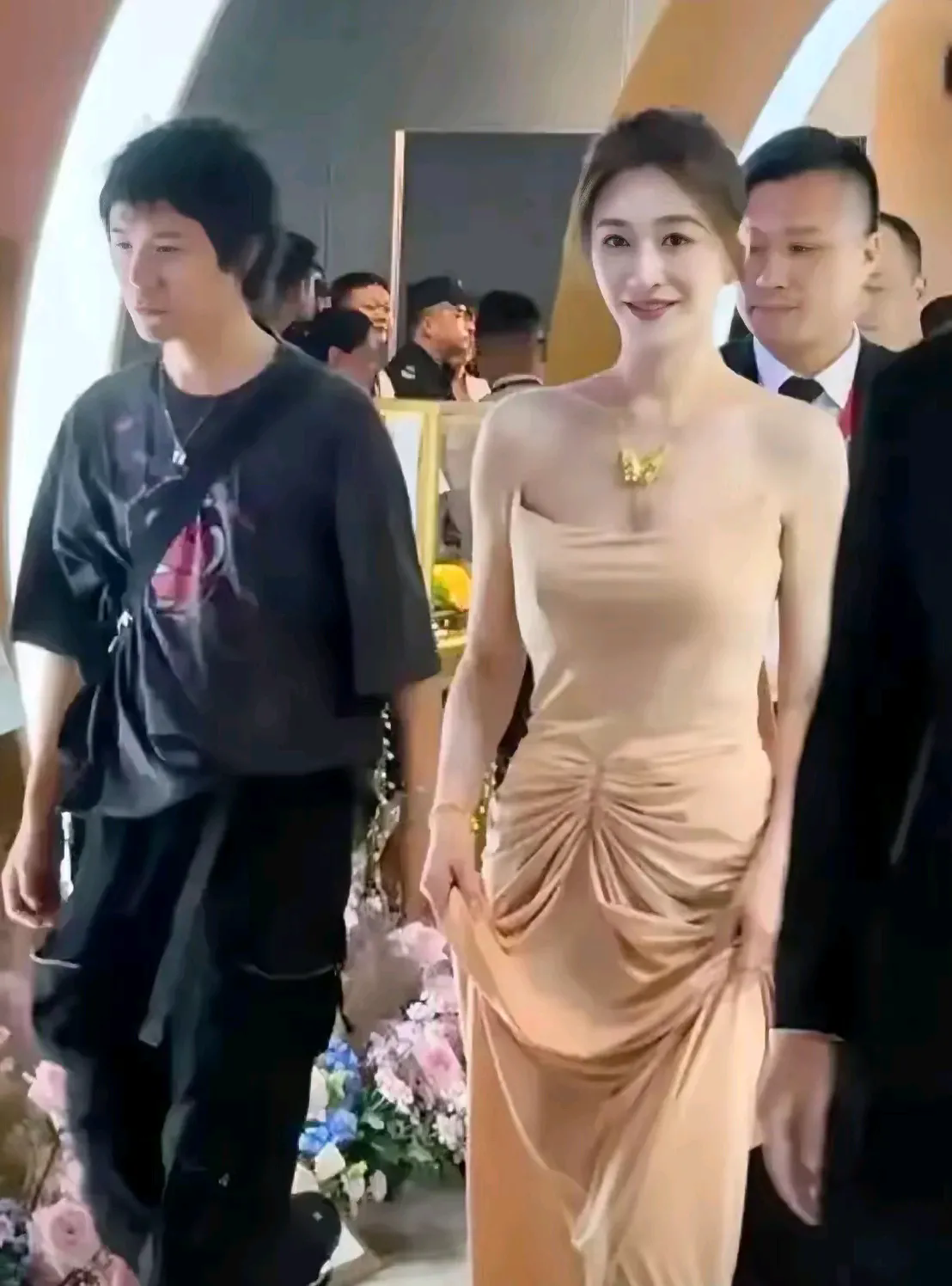 考验眼力！偶遇美女明星，她是江疏影？还是李小冉？傻傻的分不清！该说不说，女星“撞