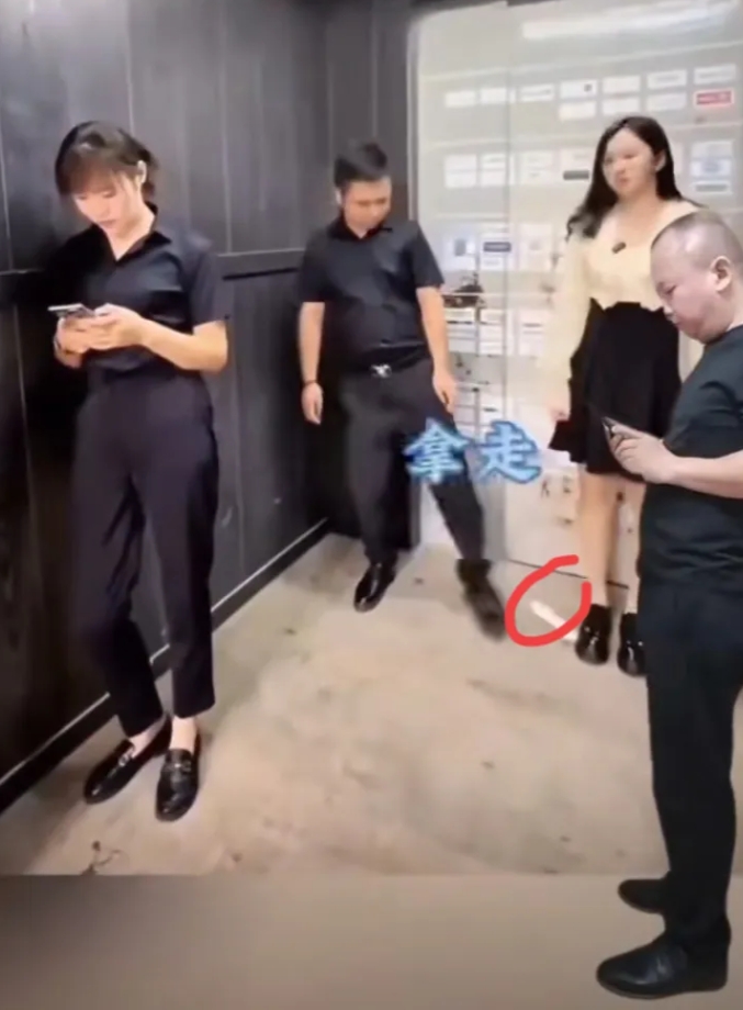 这也太尴尬了吧！就不能不穿裙子吗？知道你姨妈来串门儿还这么大意，以后别这样了，穿