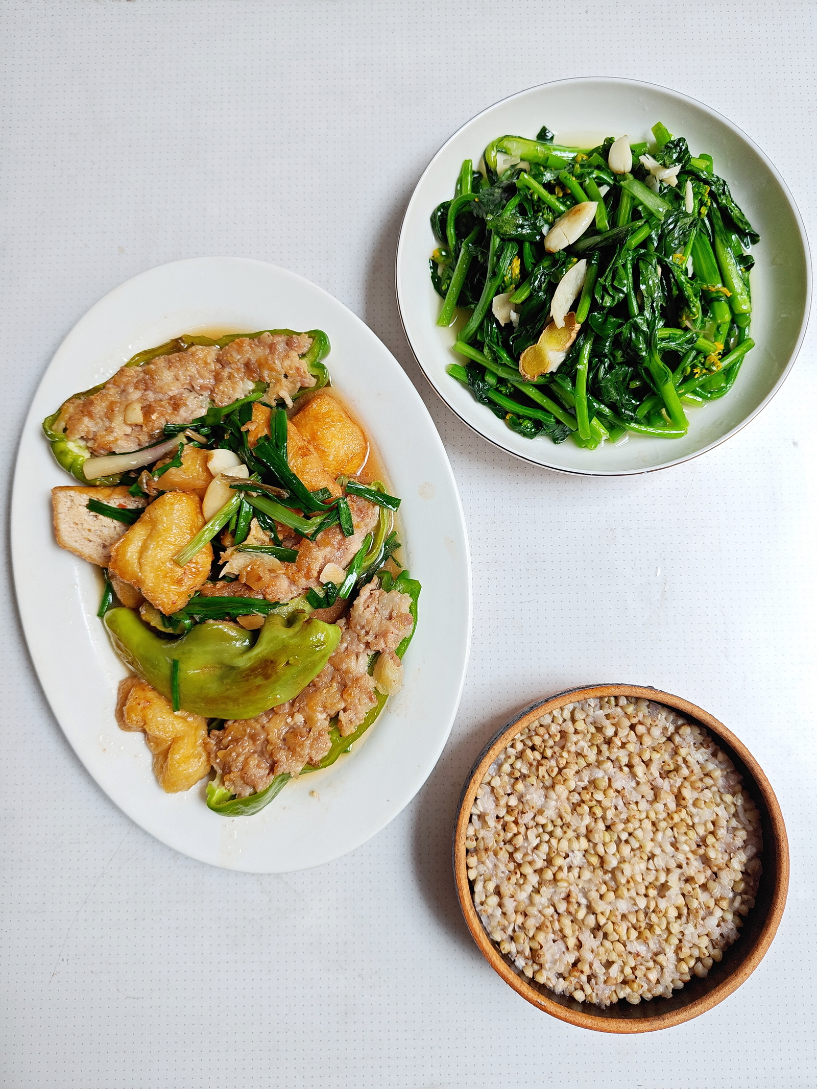 午餐：小葱焖酿辣椒油豆腐，猪油蒜头炒菜心，杂粮饭。酿辣椒油豆腐都好吃，从头炸出葱