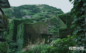 「不要相信这里任何人！」女子误入荒村，却在佛龛下发现纸条，噩梦开始了……