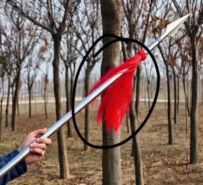 红缨枪号称是百兵之王，三国的赵云，南宋的岳飞使用的都是红缨枪。
红缨枪的枪头下面