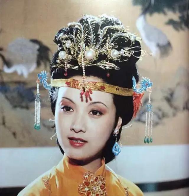 1984年，邓捷坐着绿皮火车，从四川来到北京参加《红楼梦》剧组试镜。一路风尘仆仆
