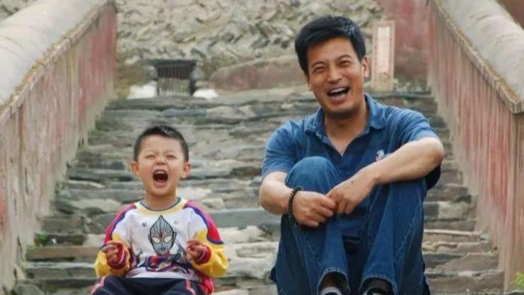 他是蒋勤勤前男友，人帅戏好，娶了圈外妻生子，如今儿子比他更帅