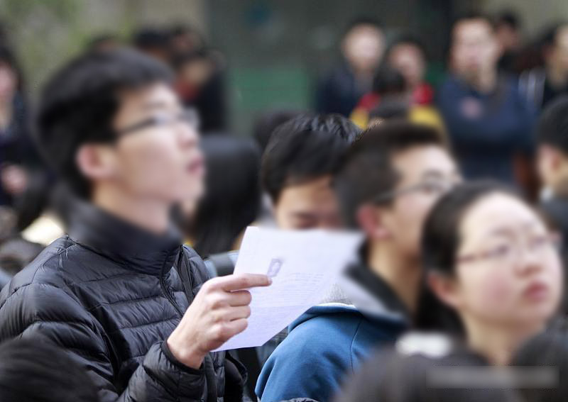 现在有不少县级事业单位招聘员工的时候把本专科生排除在外，或者只向本专科生投放少量
