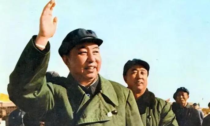 他曾是毛主席选定的接班人，但只干了五年就主动辞职