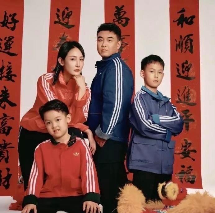 王皓一家四口的幸福全家福，打趣一番！
一个像爸爸，一个像妈妈，基因分配真有趣！