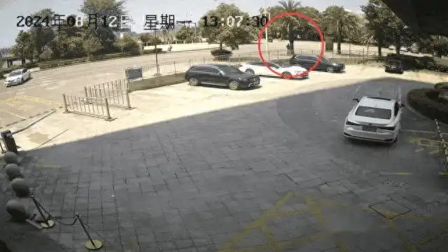 17岁小伙好心搀扶摔倒老人反被诬陷掌掴，警方为其澄清！老人被行拘