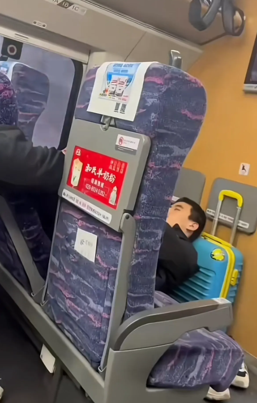 用魔法打败魔法！因高铁上拒绝前排乘客向后调整座椅，前排乘客脱掉鞋子，双脚反过来架