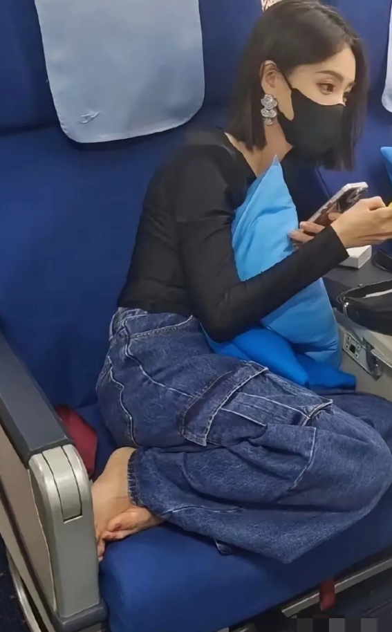 该怎么提醒她文明乘车，不脱鞋。
