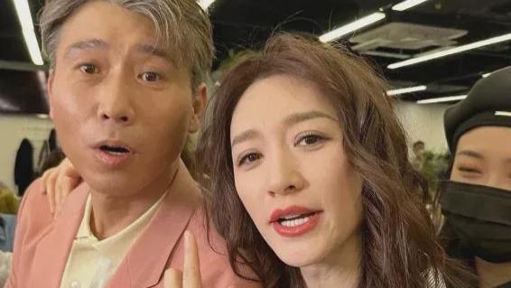 48岁的李小冉与50岁的李乃文一同现身超市购物，两人同框的画面中，很难让人相信他们竟是同龄人！