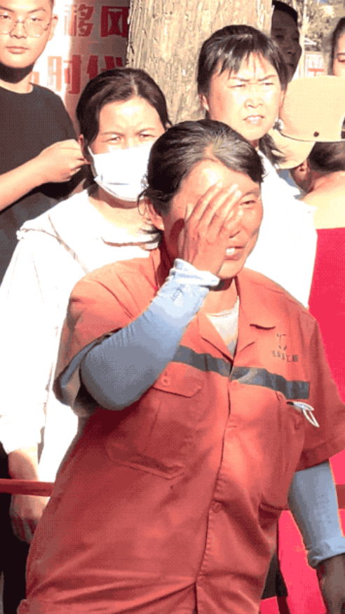环卫工人的工资，为何不由政府或环卫所直接发放，反而还要让第三方机构，吃一大截回扣