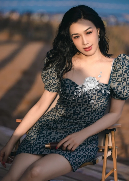 钟丽缇与公婆度假，穿搭时髦休闲就像小美女