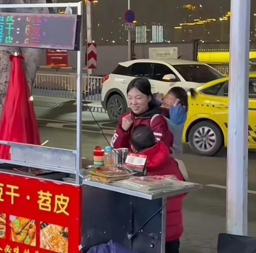 “看哭了”，重庆一28岁女子带俩娃深夜摆摊卖豆干，一男子大手一挥直接花50000