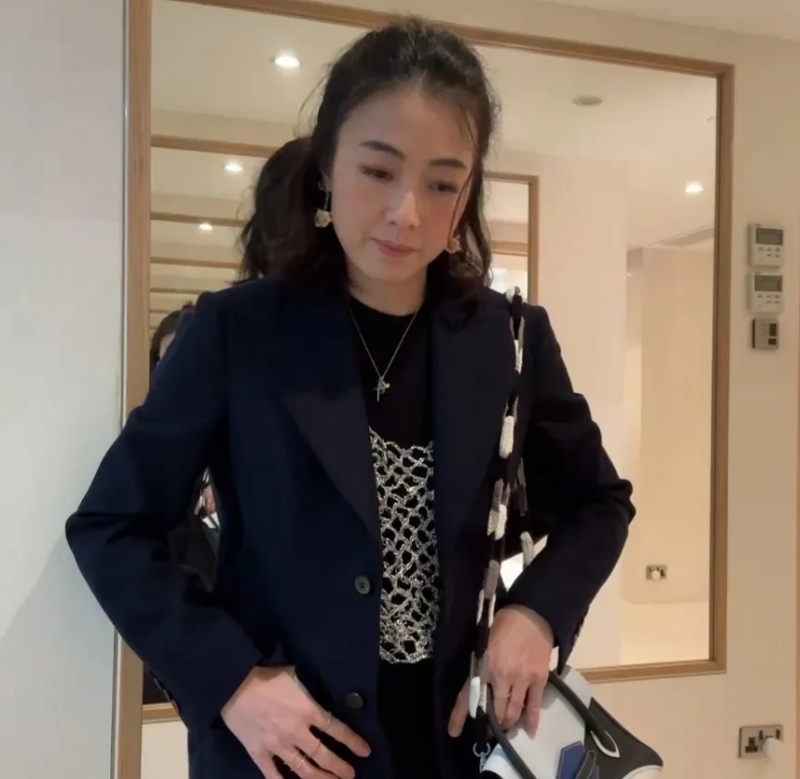 甘比今天晒出自己精心打扮的美照，并且还问粉丝说；我这样的打扮好看吗？

而她的粉