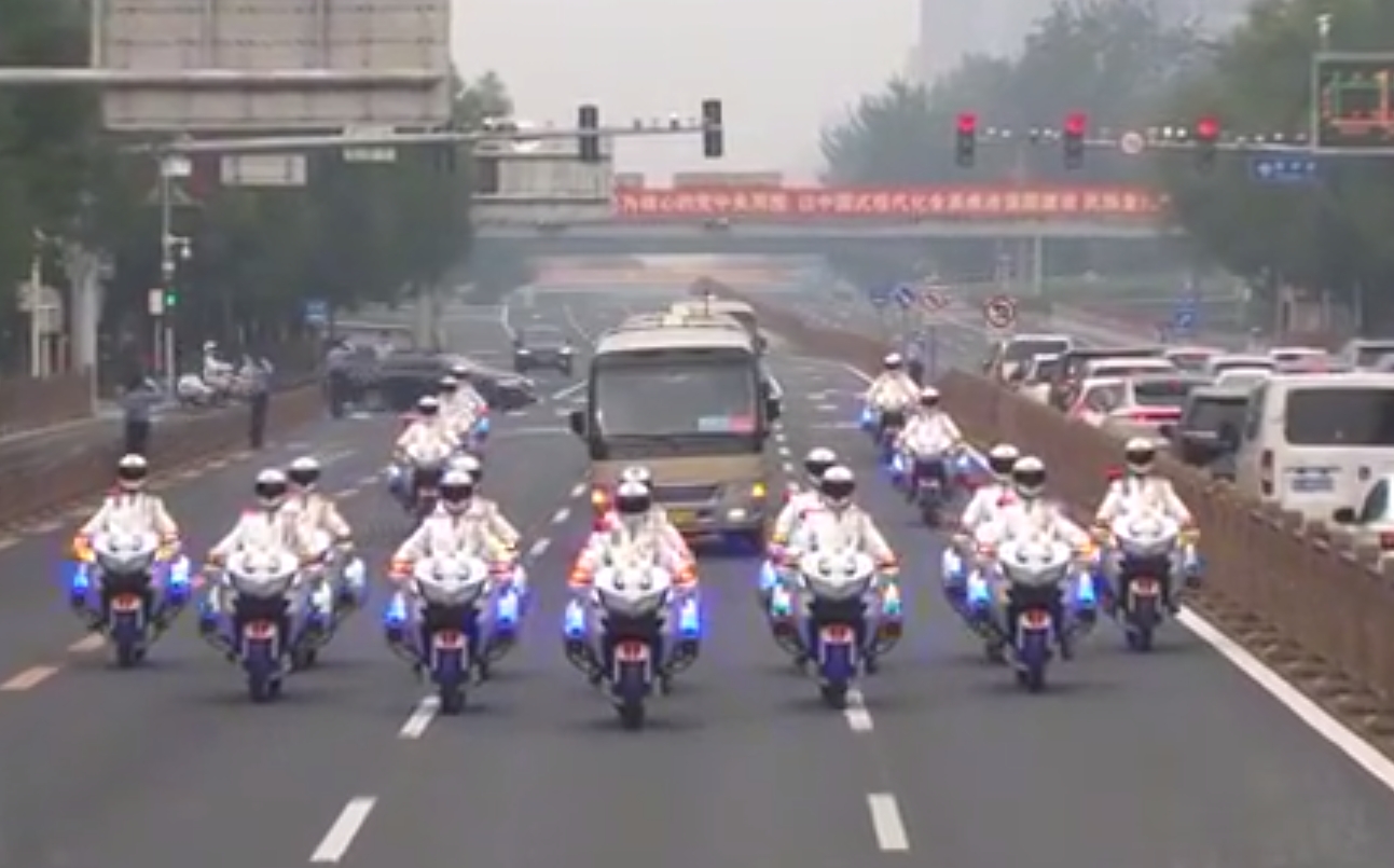 最高礼遇致敬！国家功勋人物一路红毯入场。国家勋章和国家荣誉称号获得者集体乘坐礼宾