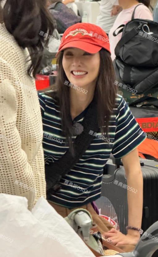 机场偶遇金晨、宋茜、陈好！
宋茜本人好惊艳特别年轻特别瘦，手臂线条紧致流畅整个人