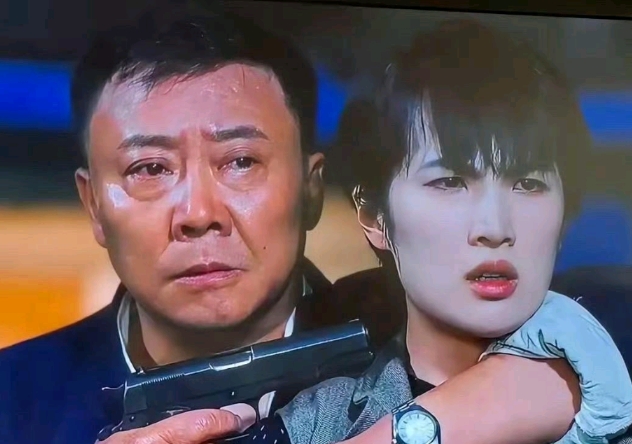 这电视是坏了吗？感觉是两个不同世界的人[笑哭]