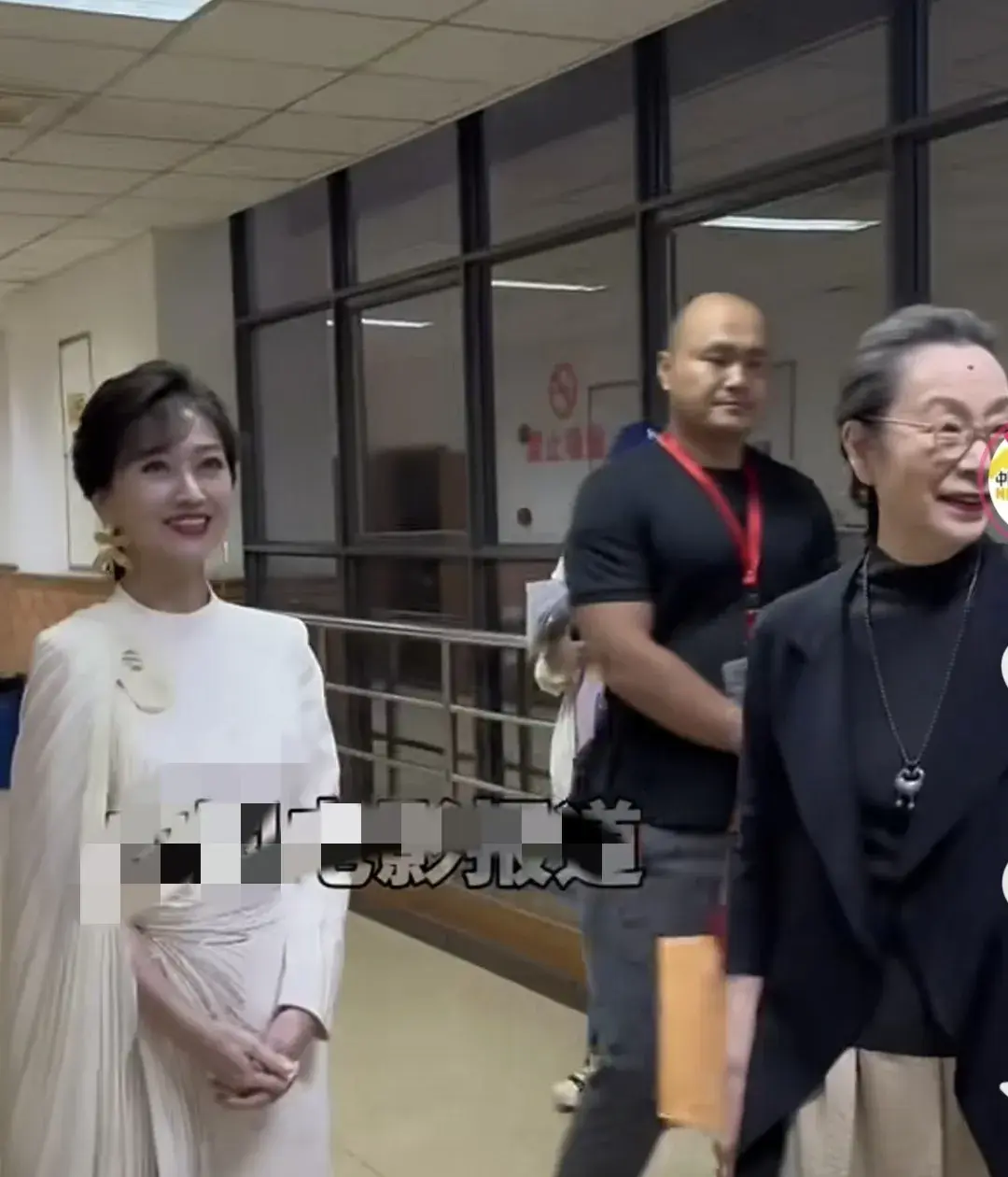 奚美娟赵雅芝罕同框！二人似隔代人，优雅度谁更胜一筹？
真没想到能在网上看到非常非