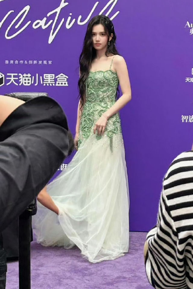 张靖仪生图，五官似混血儿。