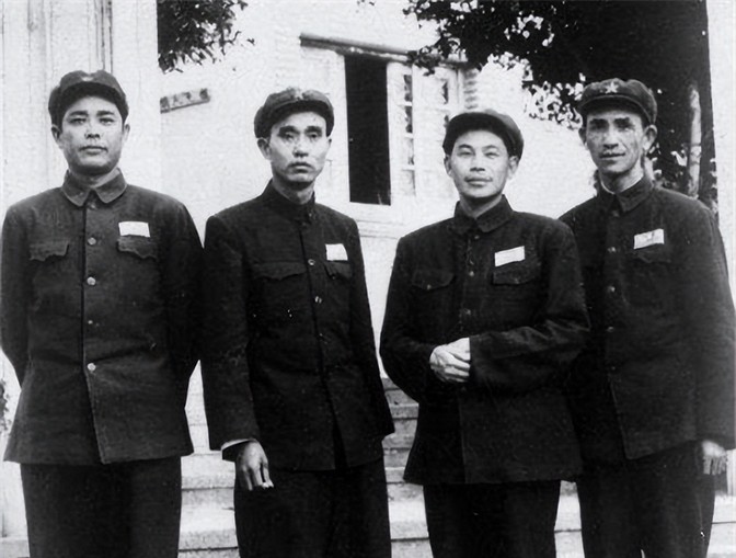 1947年，一名解放军师长，大腿根部受伤住院。这时，一19岁女护士来到他的病房，