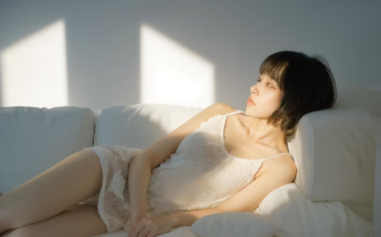 今天是妻子的生日，我们约好了晚上一起给她过生，她却放我鸽子，和男秘书在KTV载歌载舞。