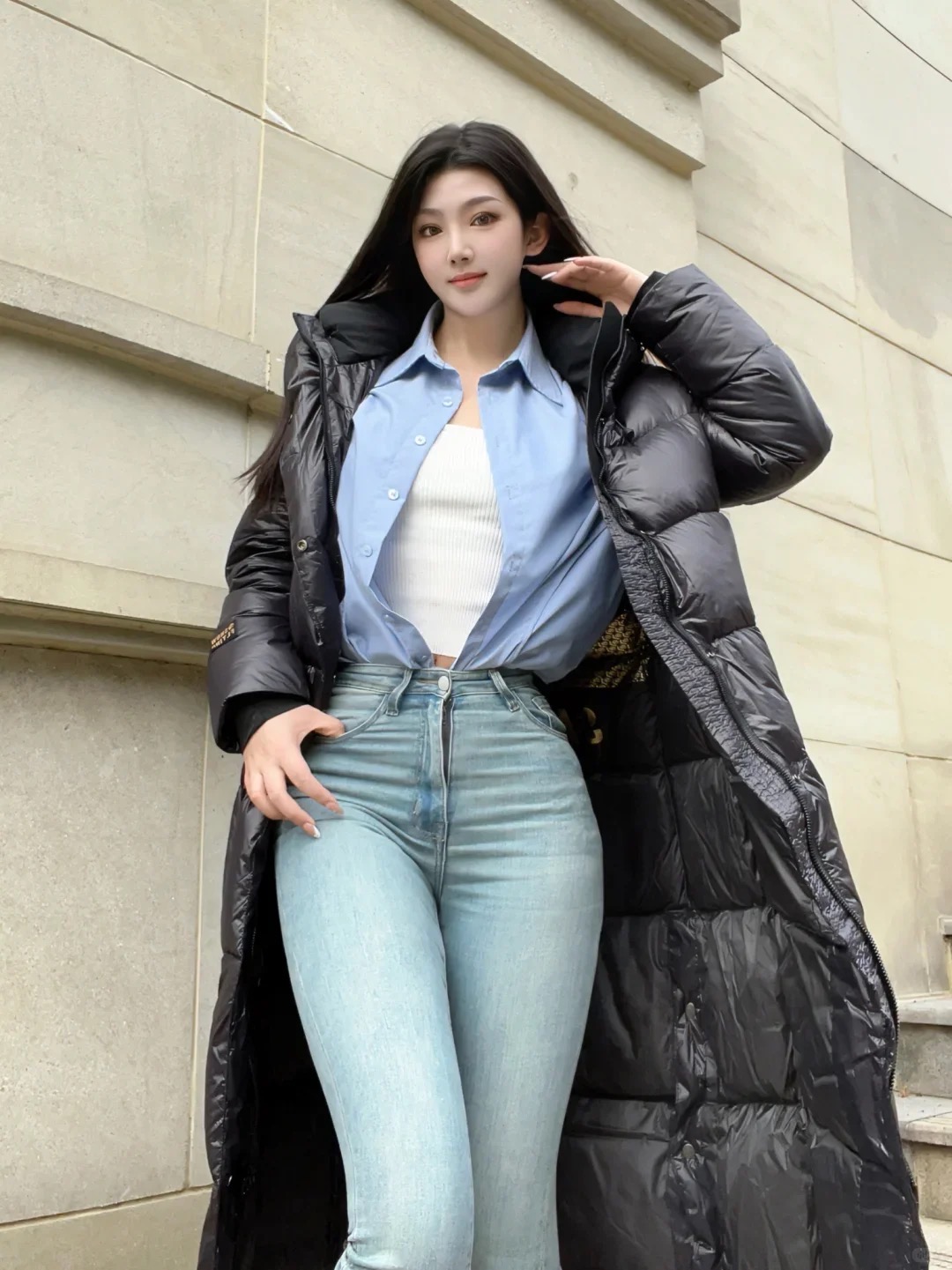 黑色长款羽绒服，尽显我的时尚气质
蓝白内搭配浅蓝牛仔裤，简约又好看
今日穿搭，保