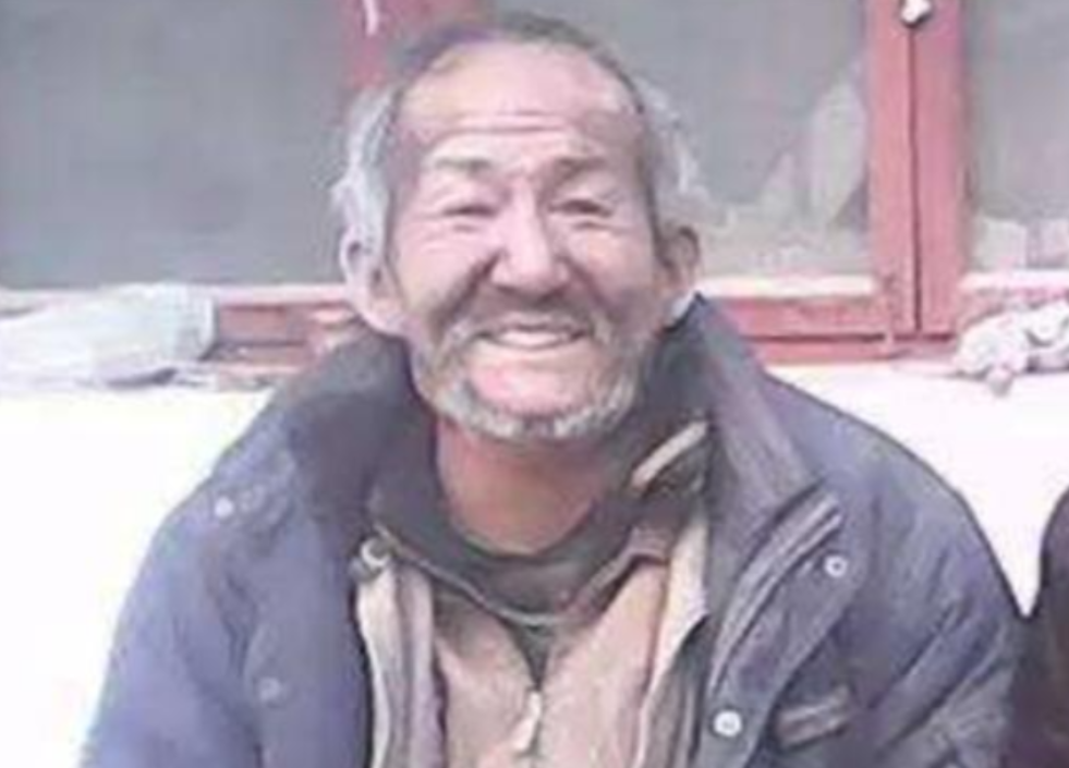 北京，一位47岁的流浪汉因缺乏暂住证被送往收容所，在填写个人籍贯信息时，警察突然
