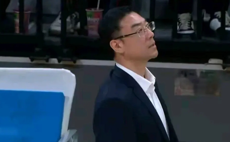 从一胜九负到现在的一负十胜，尤其是十连胜，上海男篮用实力告诉所有人什么叫逆袭。