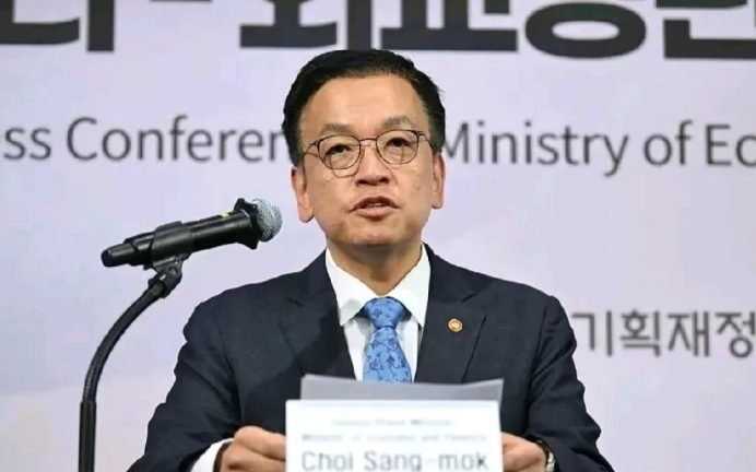 韩国总统已“转正”？
韩国“代总统”崔相穆不再是“代总统”了，真正的总统气质和权