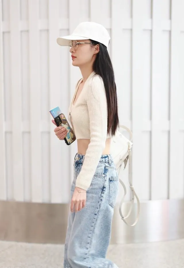 她本可以超越何赛飞的，却跑去当流量明星，露腰露腿，演戏录综艺的，就为赚钱。总归是