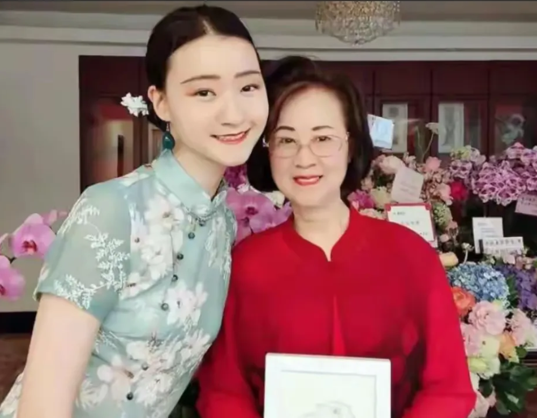 琼瑶留下遗产25亿，5亿豪宅！
​琼瑶留下的遗产总额高达25亿元人民币，包括价值