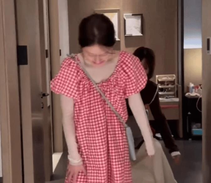 相比于轻松自由的生活，虽然没多少钱，但是感觉赵露思她太可怜了，不能吃好吃的，不能