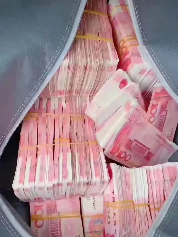    在北京，有一位老太太将 680 万的房屋拆迁款悉数给予了儿子。女儿得知此事