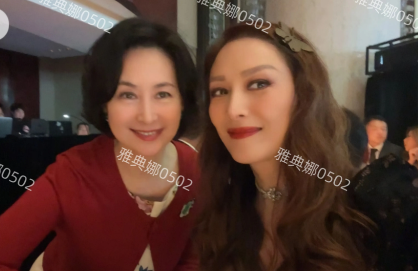任达华的老婆琦琦晒与何超琼的合影！
61岁的何超琼端庄美丽，一身大红神采奕奕。