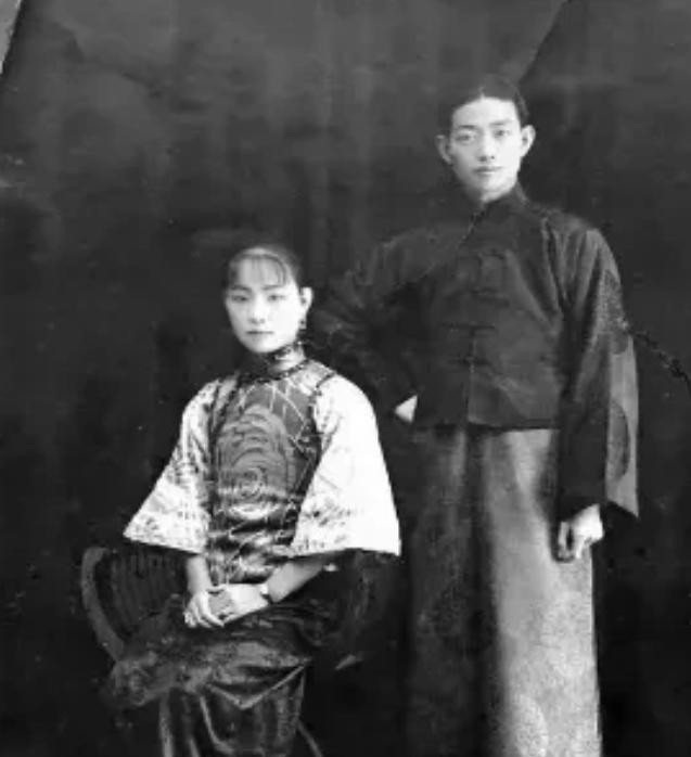 梅兰芳和王明华的故事无疑是一个极具时代特征的悲剧。作为两位梨园世家的翘楚，他们的